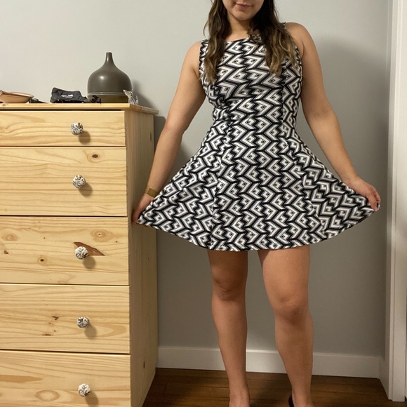 H&M Black and White Patterned Dress - Picture 3 of 5